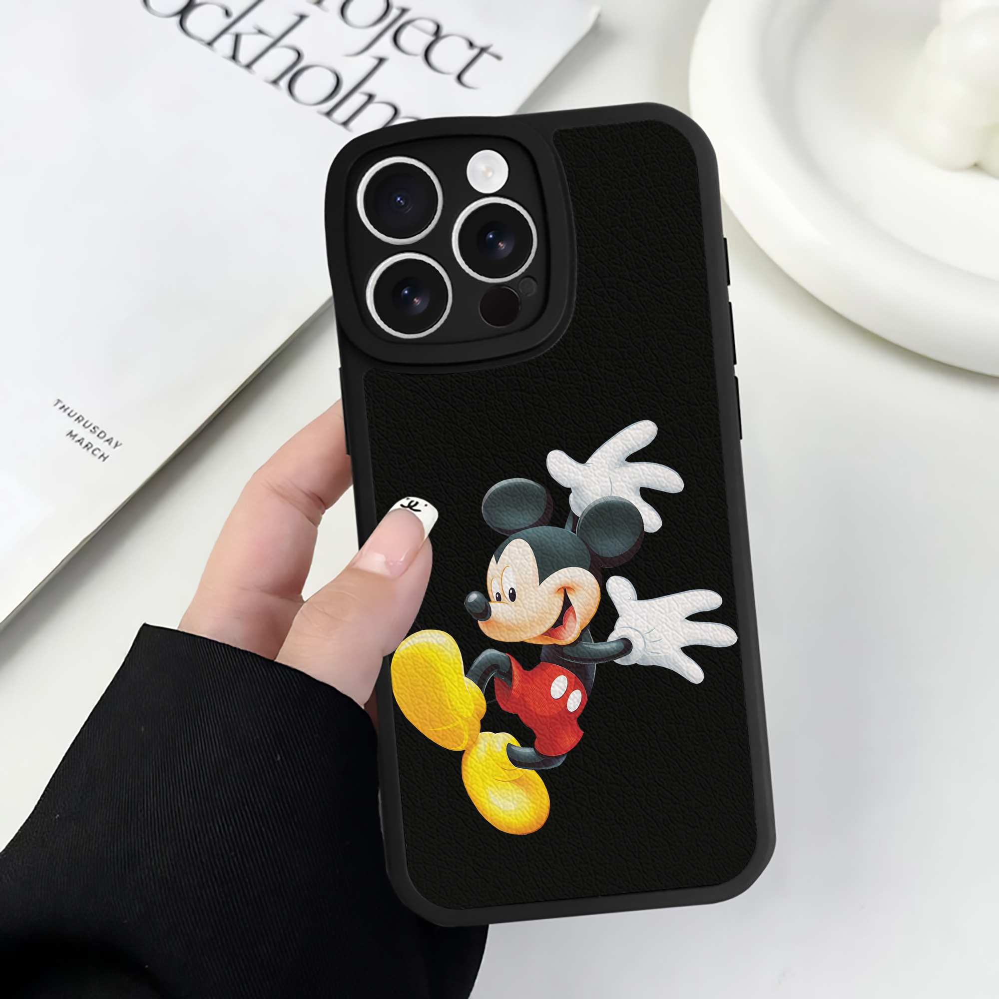 （画像用） ミッキーマウス Mickey Mouse 【iPhone 16シリーズ対応】シリコンスマホケース（レザー調） 材質：シリコン